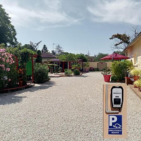 Une Pause Quelque Part Avec Recharge Pour Voiture Electrique Saint-Medard-de-Guizieres 외부 사진