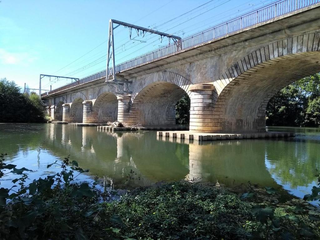 Une Pause Quelque Part Avec Recharge Pour Voiture Electrique Saint-Medard-de-Guizieres 외부 사진