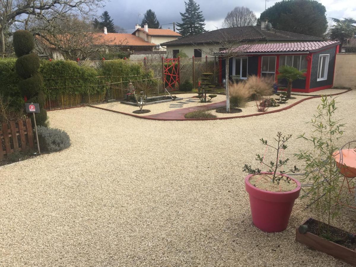 Une Pause Quelque Part Avec Recharge Pour Voiture Electrique Saint-Medard-de-Guizieres 외부 사진