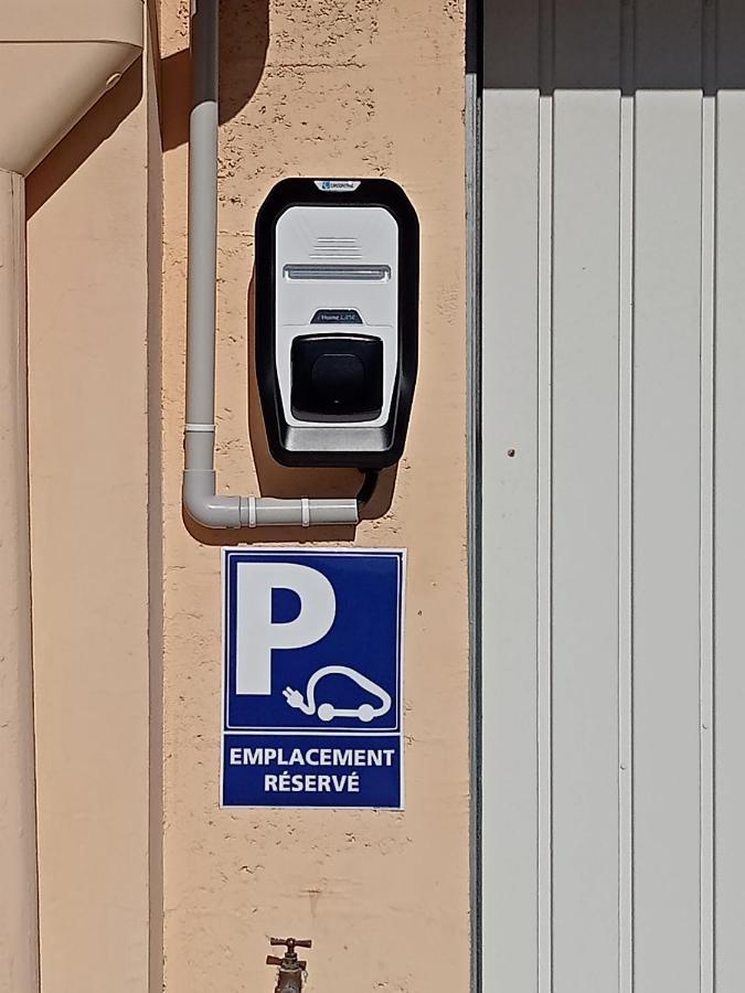 Une Pause Quelque Part Avec Recharge Pour Voiture Electrique Saint-Medard-de-Guizieres 외부 사진