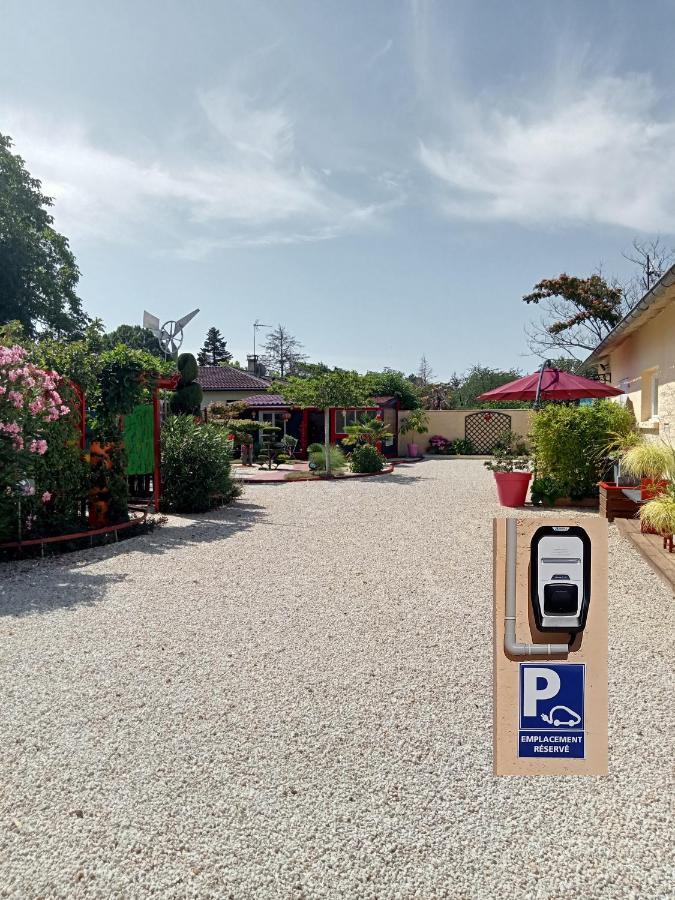 Une Pause Quelque Part Avec Recharge Pour Voiture Electrique Saint-Medard-de-Guizieres 외부 사진