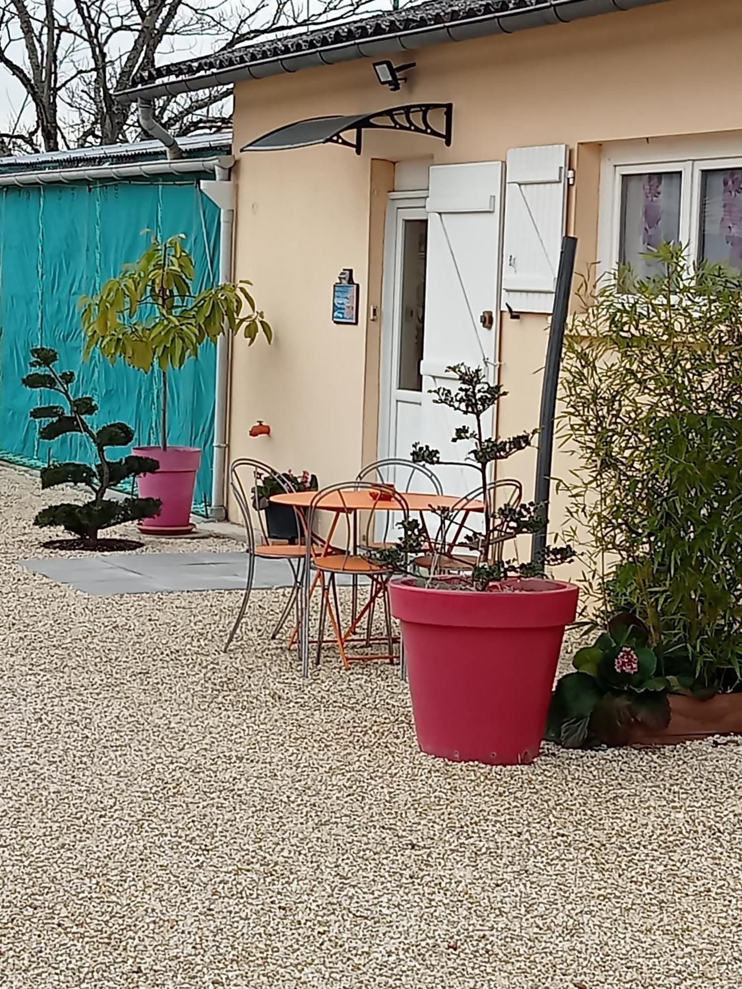 Une Pause Quelque Part Avec Recharge Pour Voiture Electrique Saint-Medard-de-Guizieres 외부 사진