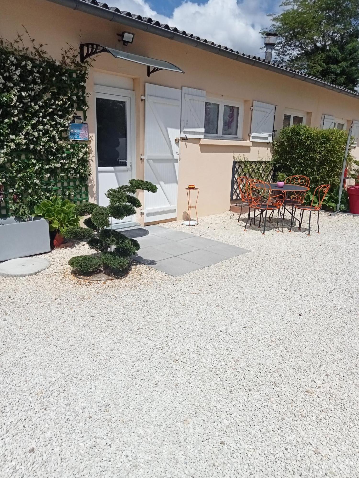Une Pause Quelque Part Avec Recharge Pour Voiture Electrique Saint-Medard-de-Guizieres 외부 사진