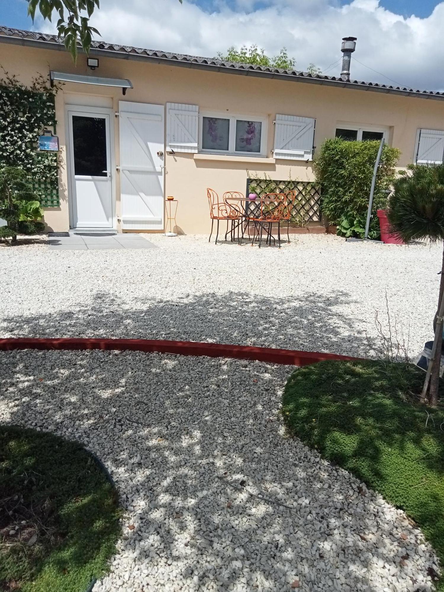 Une Pause Quelque Part Avec Recharge Pour Voiture Electrique Saint-Medard-de-Guizieres 외부 사진