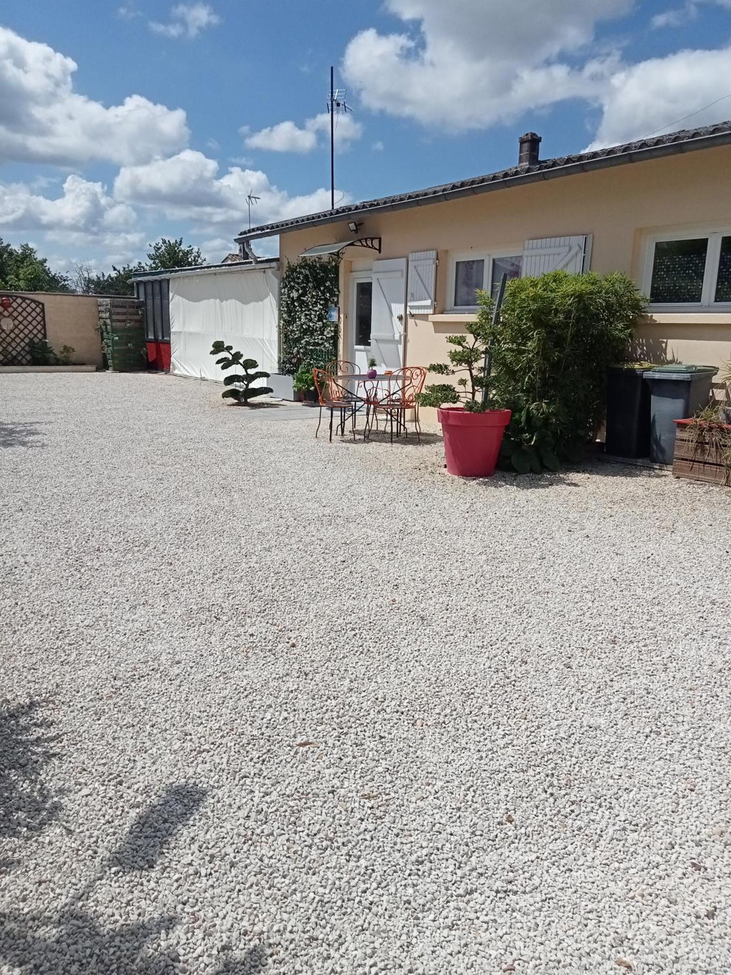 Une Pause Quelque Part Avec Recharge Pour Voiture Electrique Saint-Medard-de-Guizieres 외부 사진